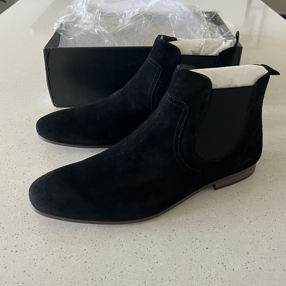 Chelsea Boots - Picture 4 of 12